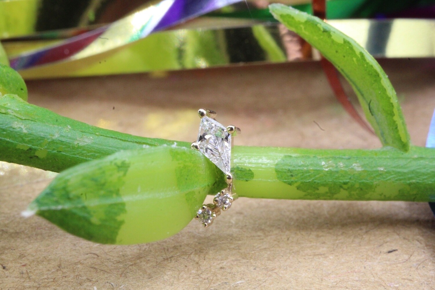 Threaded Yellow Gold Aloft, Gauge: 18/16ga, Stone: VS1 Diamond