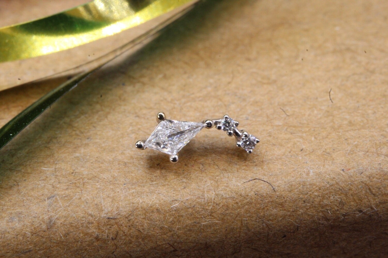 Threaded White Gold Aloft, Gauge: 18/16ga, Stone: VS1 Diamond