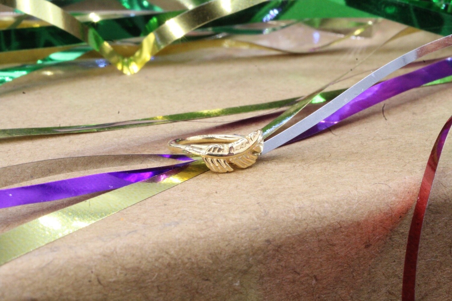 Yellow Gold Feather Seam Ring, Size: 18ga 5/16&#39;&#39;, Orientation: Navel (Side Set)