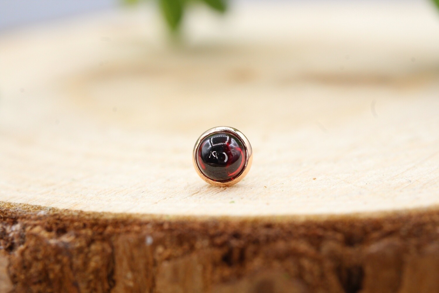 Threadless Rose Gold Round Cup, Size: 3mm, Stone: Garnet Cab