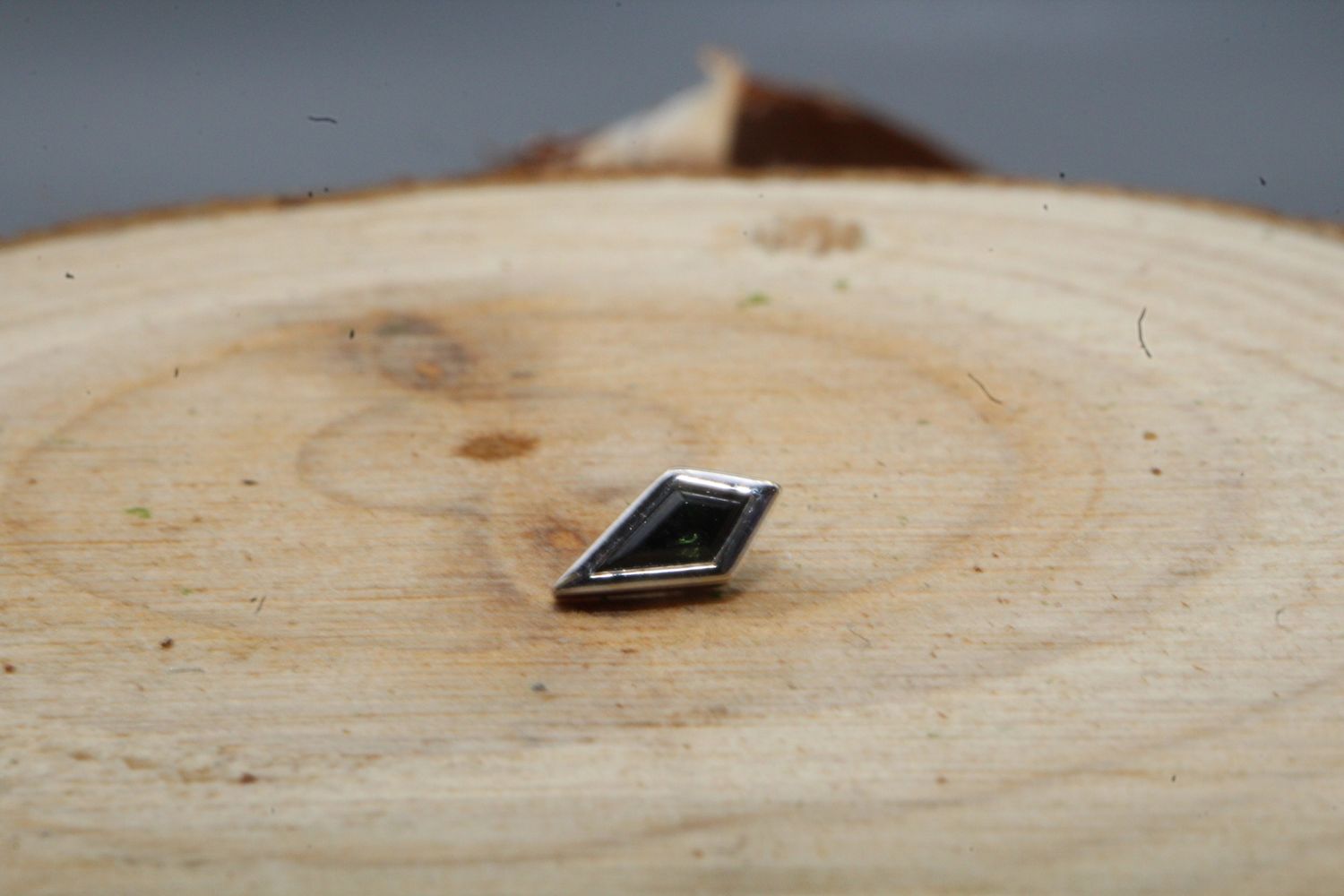 Threaded White Gold Pan Top, Gauge: 18/16g, Stone: Green Tourmaline
