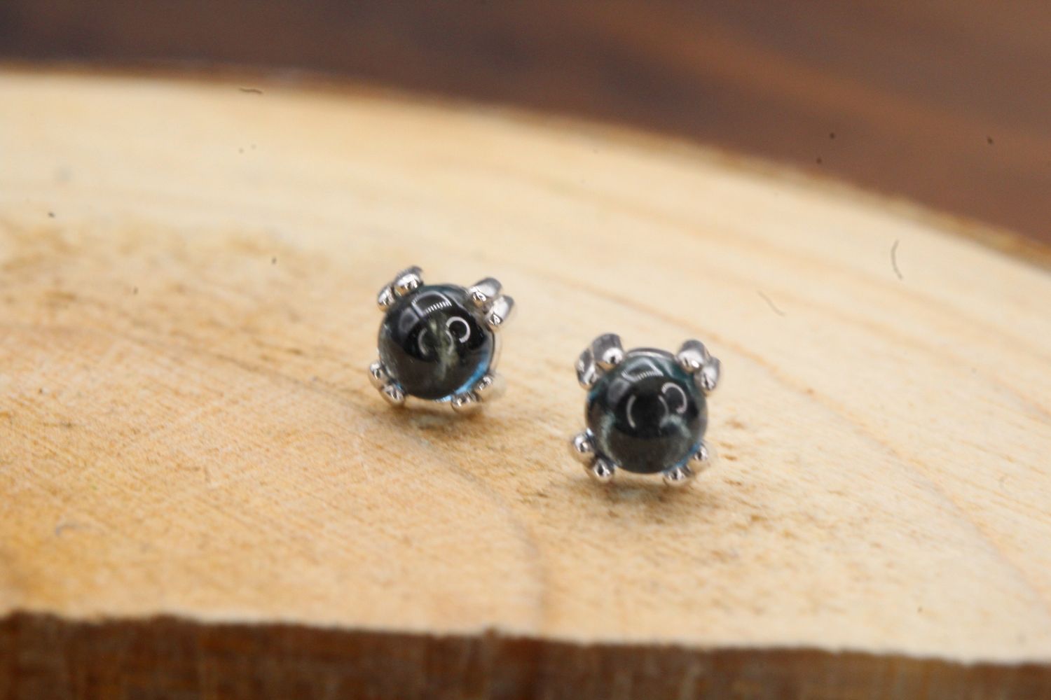 Threadless White Gold Cab Prong, Size: 2.5mm, Stone: London Blue Topaz