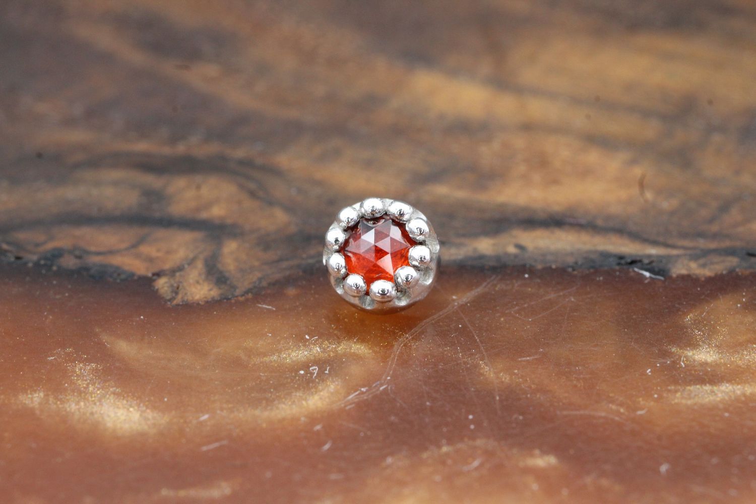 Threaded White Gold Crown End, Gauge: 18/16ga, Stone: Rose Cut Garnet