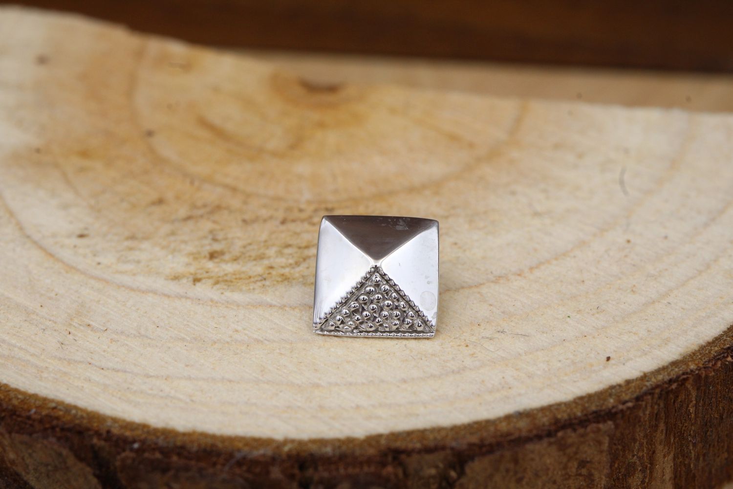 Threaded White Gold Square Pyramid, Gauge: 18/16ga