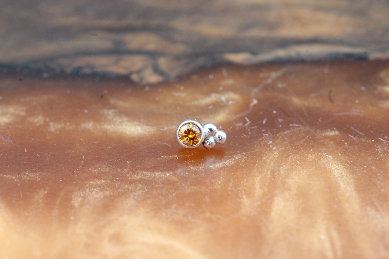 Threaded White Gold Round Bezel with Tri-Bead Accent Top, Gauge: 18/16ga, Stone: Cognac Diamond