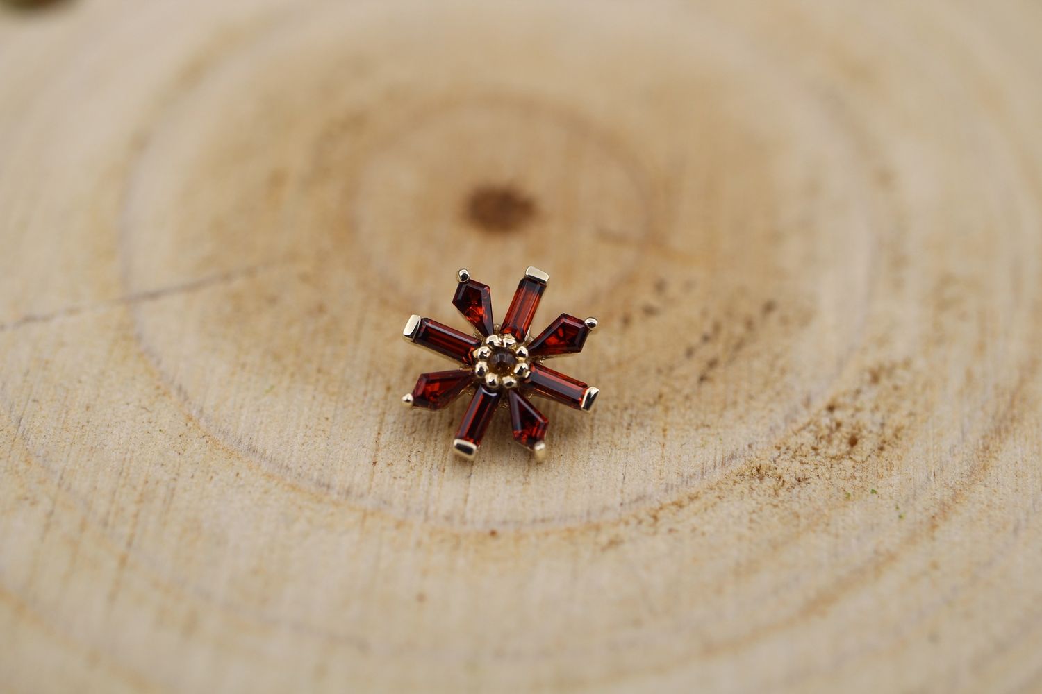 Threaded Yellow Gold Akira Top, Gauge: 14g/12g, Stone: Garnet with Citrine center