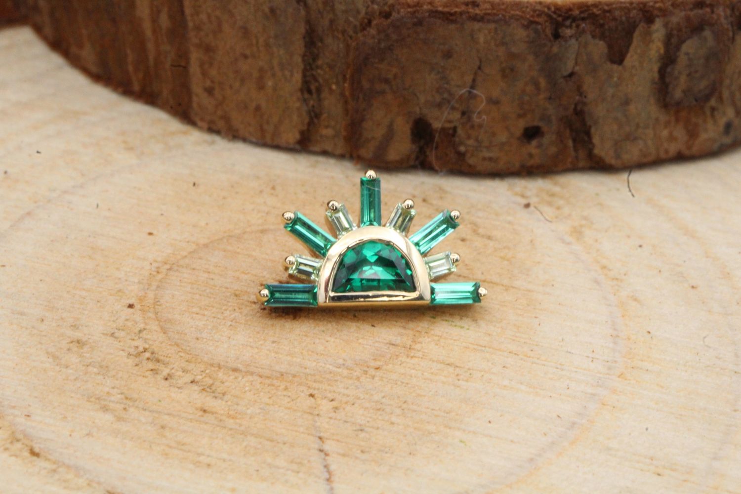 Threaded Yellow Gold Sunset, Gauge: 18/16ga, Stone: Chatham Created Emerald &amp;Tsavorite