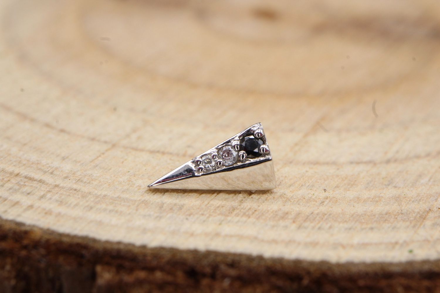 Threaded White Gold Bastian Top, Gauge: 18/16ga, Stone: Black, Grey, and White Diamond
