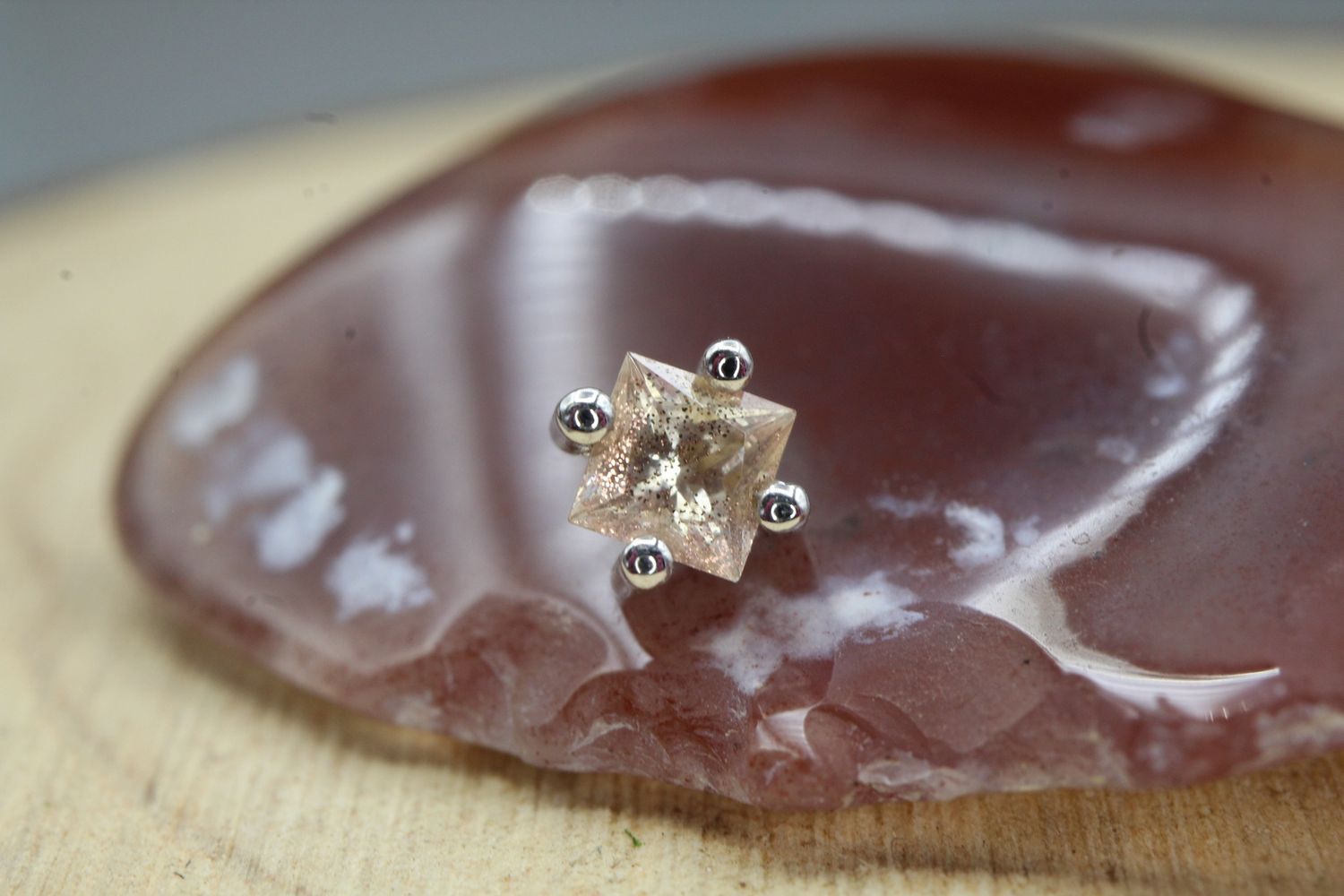 Threaded White Gold Princess Prong Top, Gauge: 16ga, Size: 3mm, Stone: Oregon Sunstone
