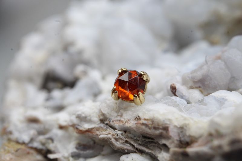 Threadless Yellow Gold Round Cab Prong Top