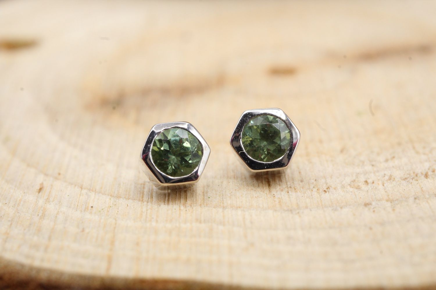 Threaded White Gold Single Honeycomb Top, Gauge: 16ga, Stone: Seafoam Tourmaline