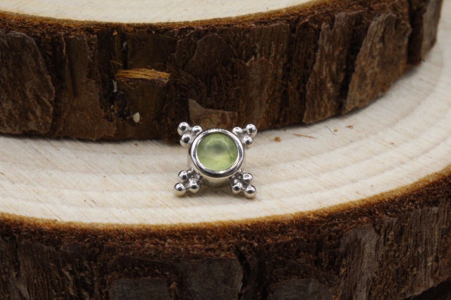 Threaded White Gold Mini Kandy, Gauge: 16g, Stone: Sandblasted Peridot