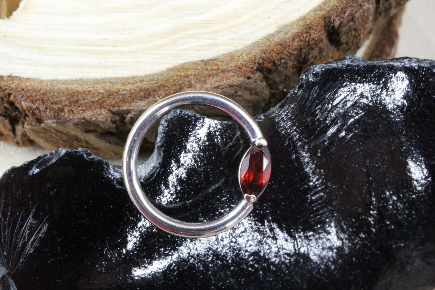 White Gold Marquise Fixed V Prong Seam, Diameter: 16ga 3/8&#39;&#39;, Stone: Garnet