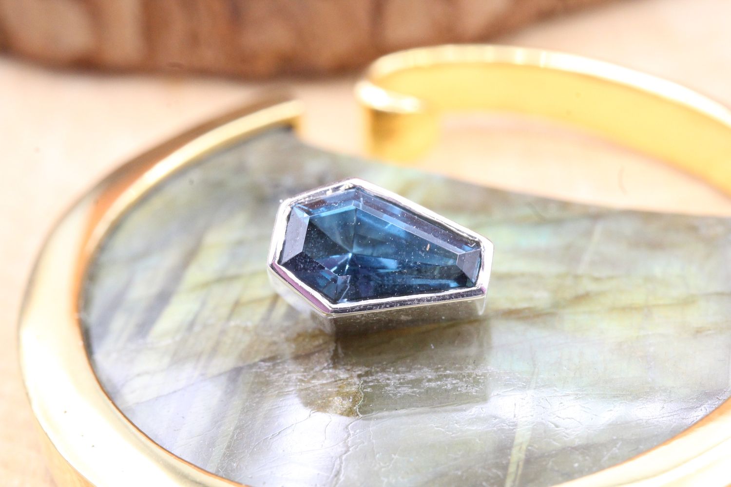 Threaded White Gold Coffin Bezel Top, Gauge: 18/16g, Stone: AA London Blue Topaz
