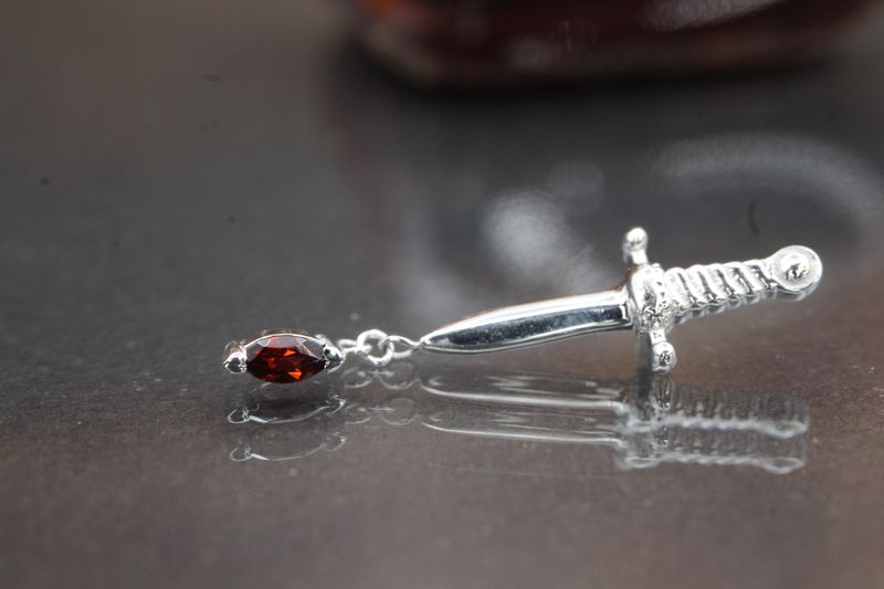 Threaded White Gold Kiss of Death Top