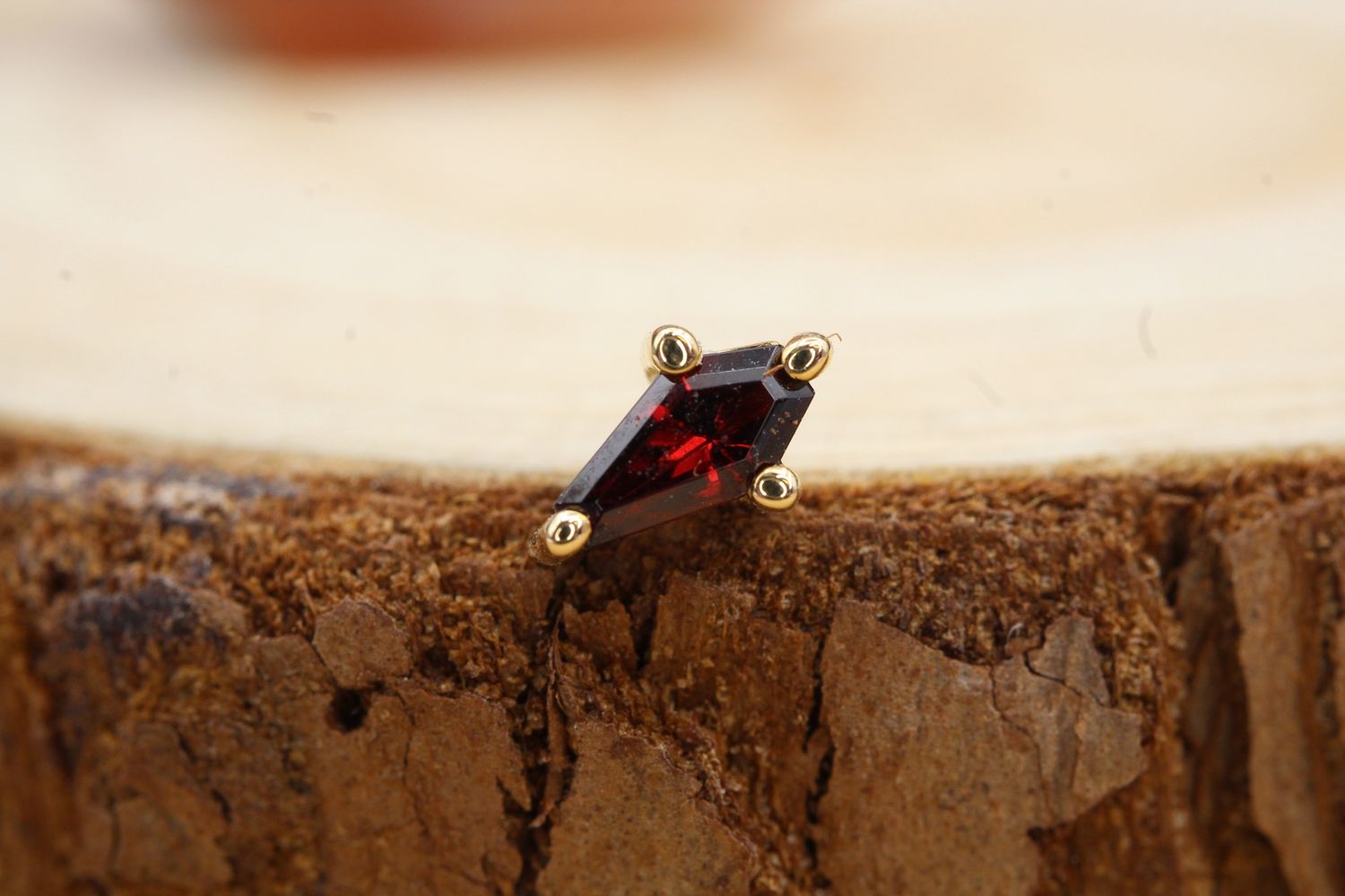 Threaded Yellow Gold Coffin Prong Top, Gauge: 18/16ga, Stone: Garnet