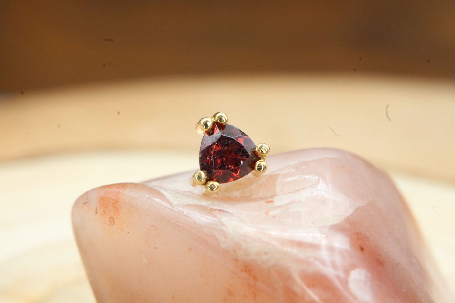 Threaded Yellow Gold Tanti Top, Gauge: 18/16ga, Size: 3mm, Stone: Garnet