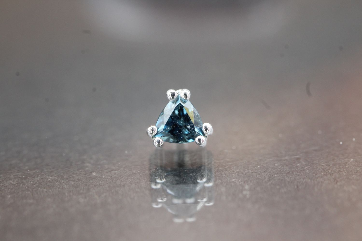Threaded White Gold Tanti Top, Size: 3mm, Stone: London Blue Topaz