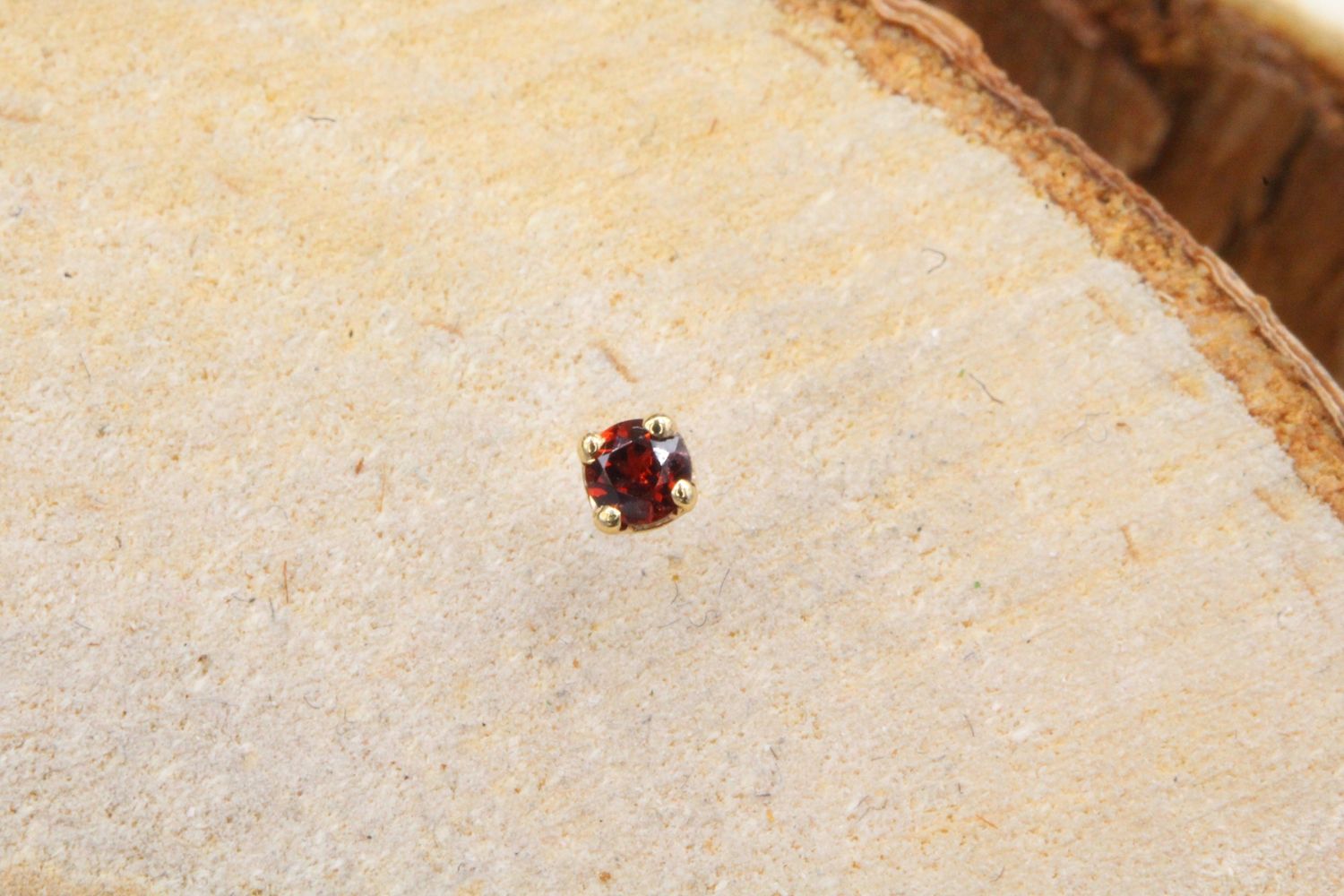 Threadless Yellow Gold Round Prong Set Tops, Size: 2mm, Stone: Garnet (AA)
