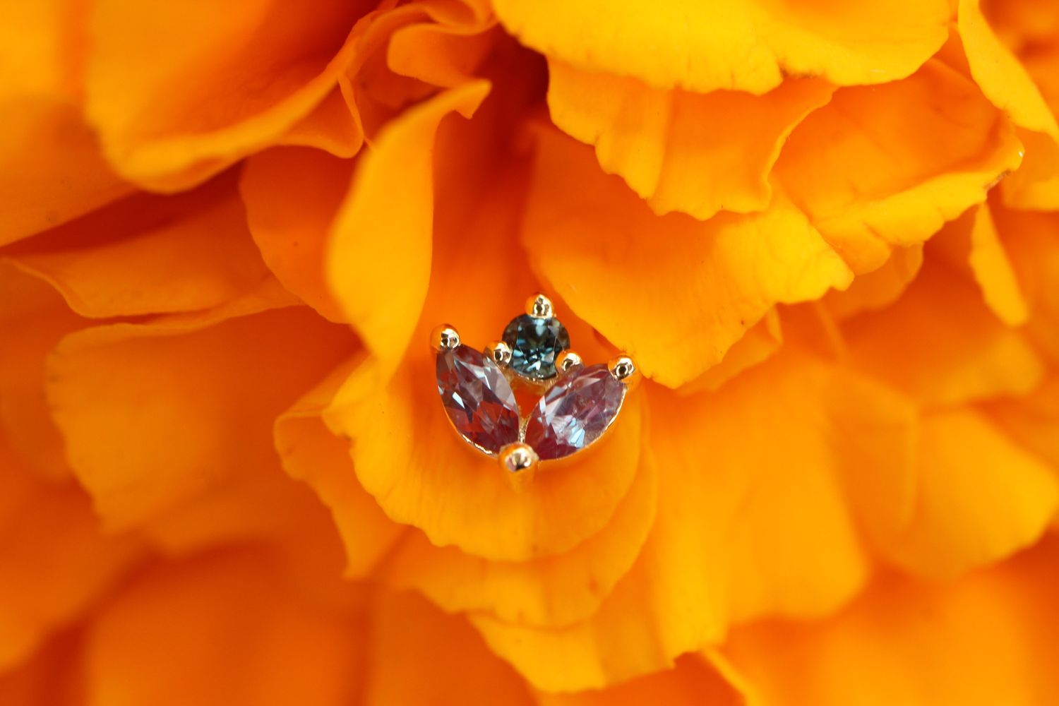 Threadless Yellow Gold Bloom Tops, Stone: Chatham Alexandrite &amp; AA London Blue Topaz
