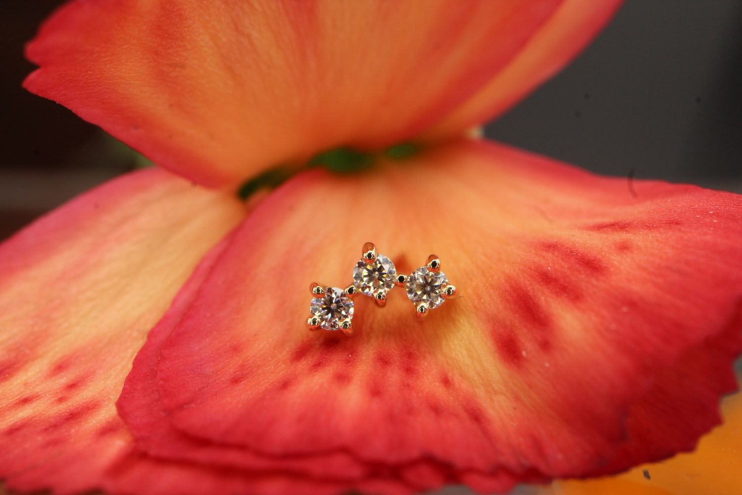 Threaded Yellow Gold Muse Top, Gauge: 18/16ga, Size: 3x1.5mm, Stone: White CZ