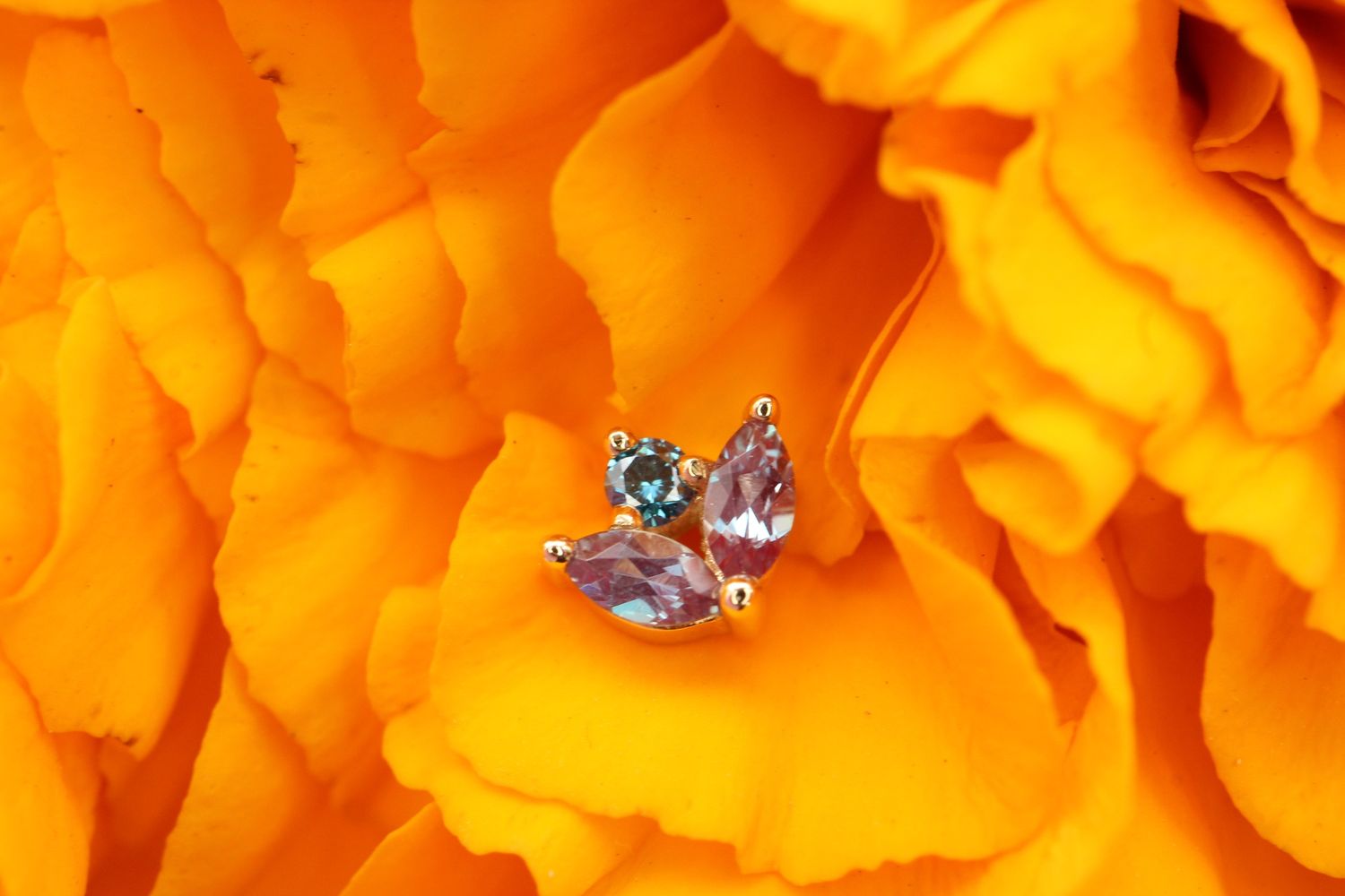 Threaded Yellow Gold Bloom Top, Gauge: 18/16ga, Stone: Chatham Alexandrite &amp; Ocean Blue Diamond (IR)
