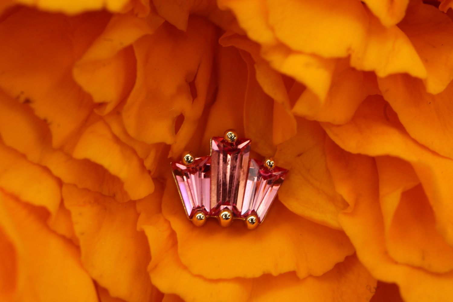 Threaded Yellow Gold Mini Oceane 3 Top, Gauge: 18/16ga, Stone: Chatham Padparadscha Sapphire
