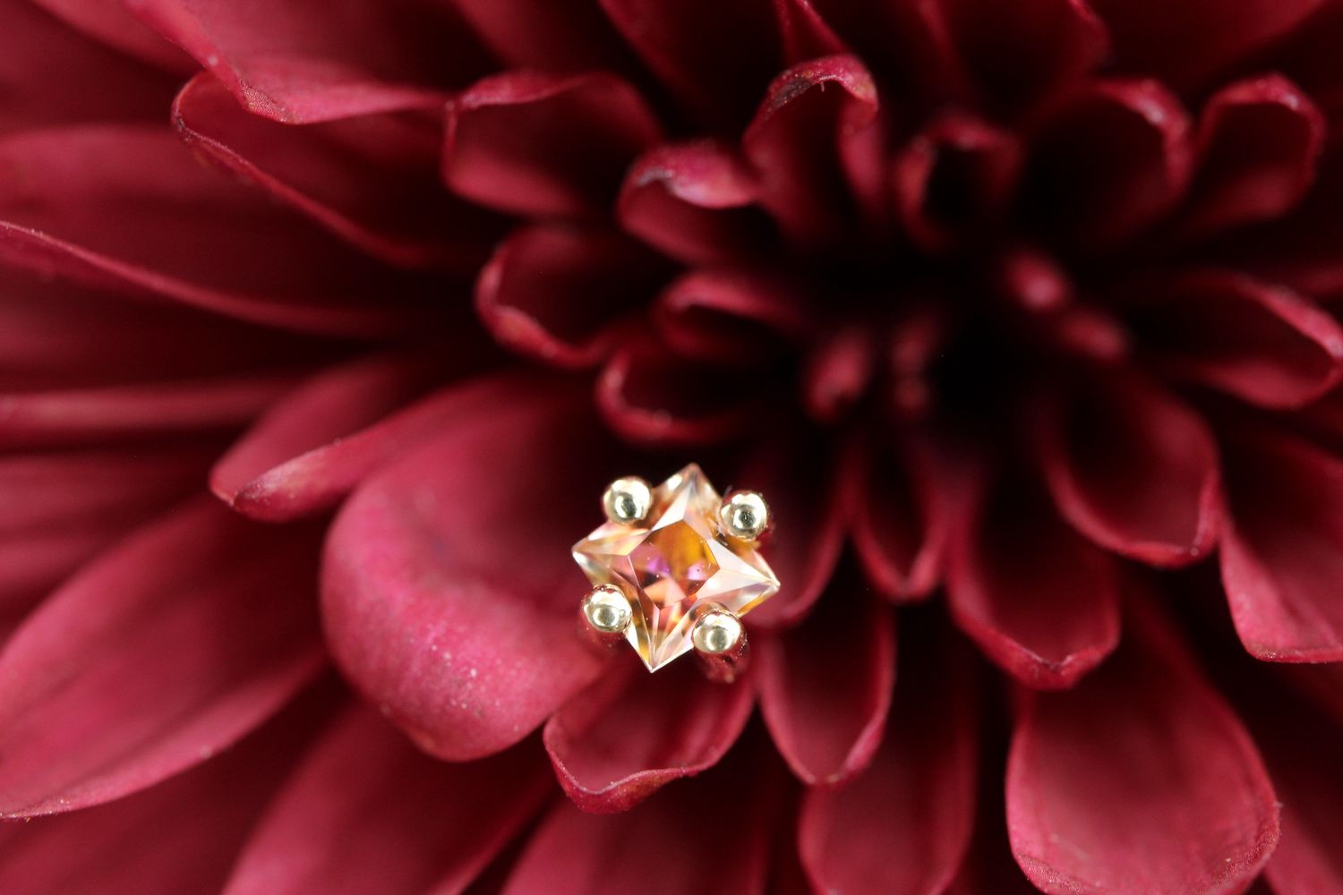 Threadless Yellow Gold Princess Prong, Size: 2.5mm, Orientation: On Axis, Stone: Anastasia Topaz