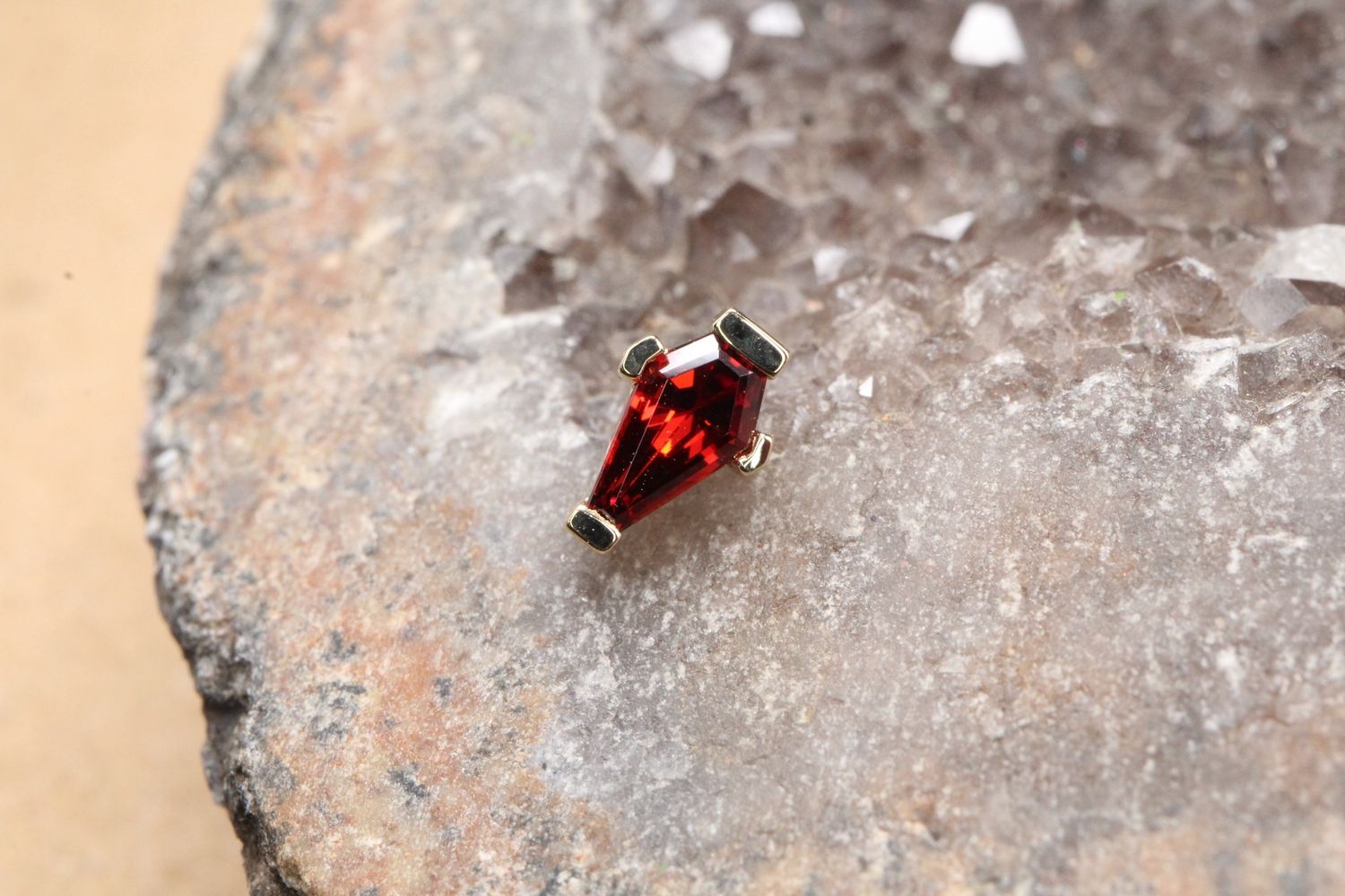 Threaded Yellow Gold Coffin Prong Top, Gauge: 18/16ga, Stone: Garnet