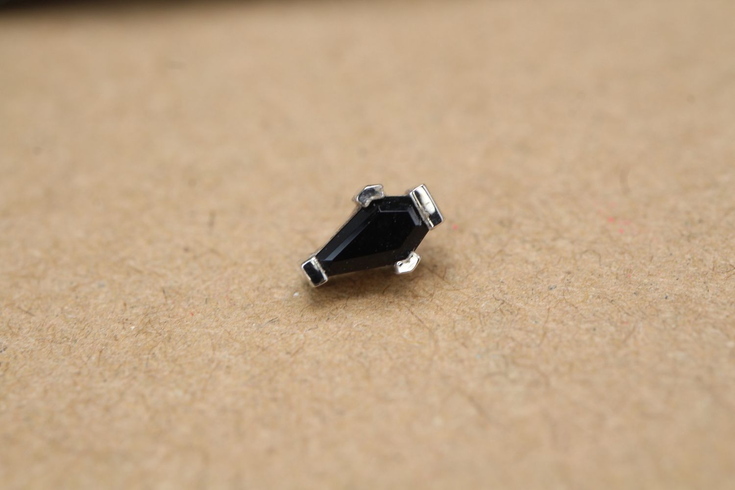Threaded White Gold Coffin Prong Top, Gauge: 18/16ga, Stone: Onyx