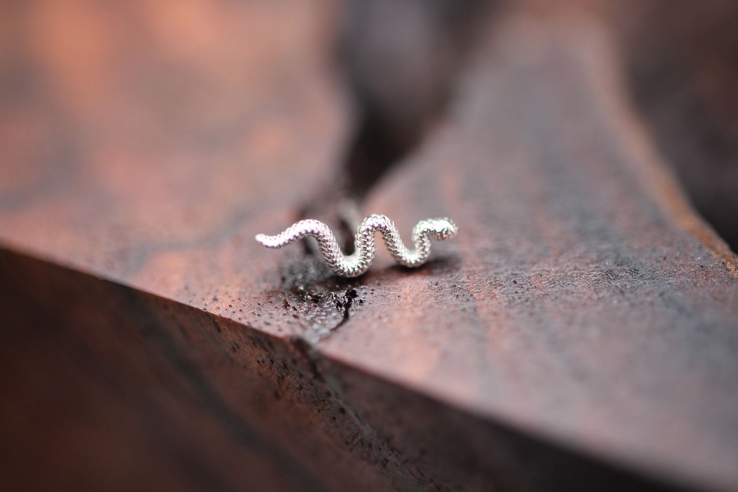 Threadless White Gold Delicate Snake Top