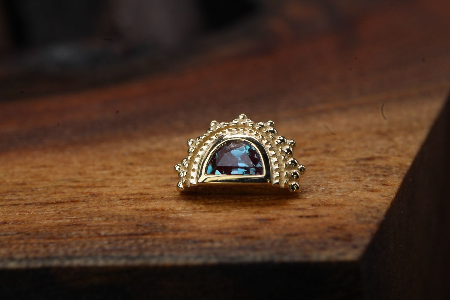 Threaded Yellow Gold Afghan Moon Top, Gauge: 18/16ga, Stone: Chatham Alexandrite
