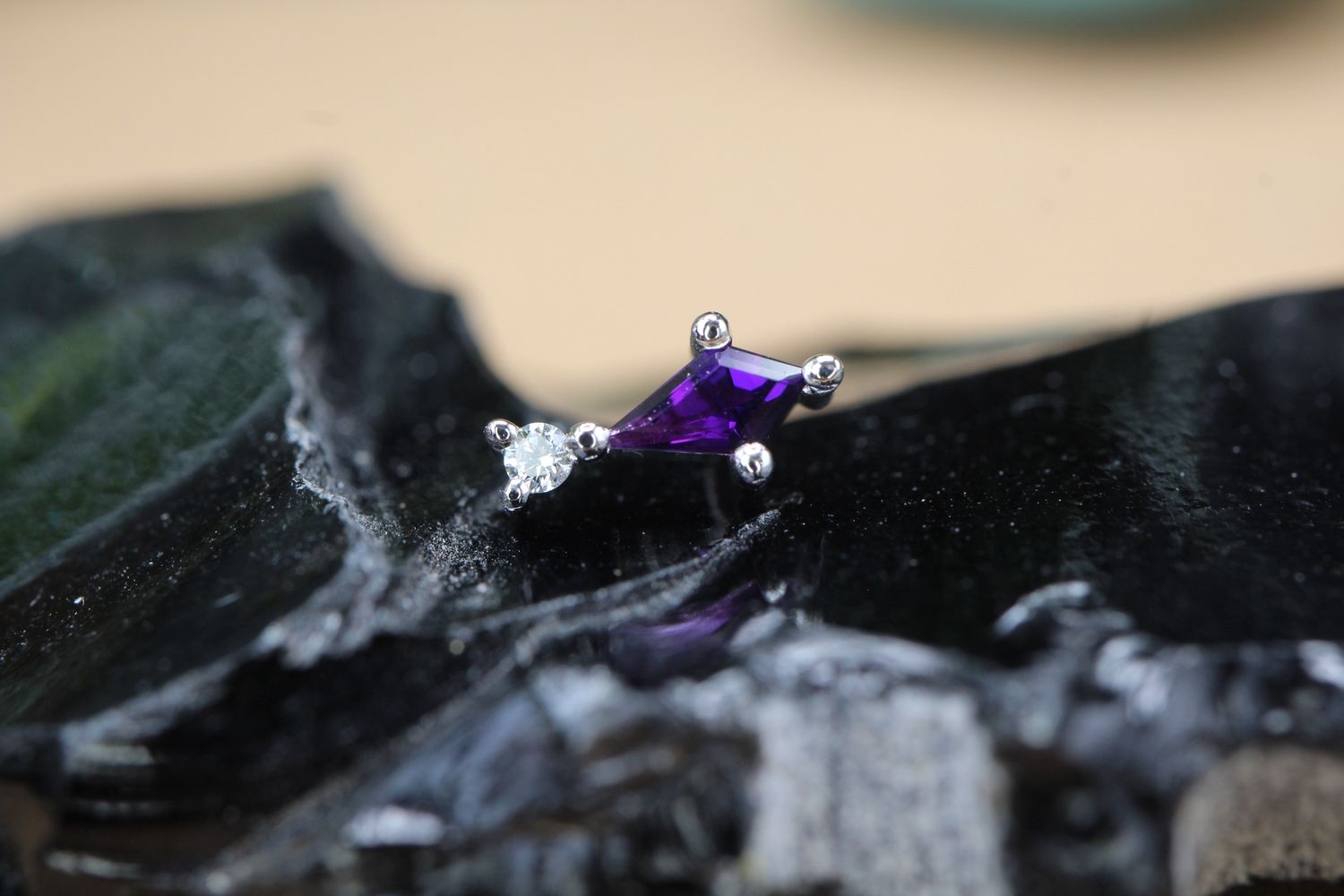Threaded White Gold Kiss And Tell Top, Gauge: 18/16ga, Stone: Amethyst &amp; VS1 Diamond