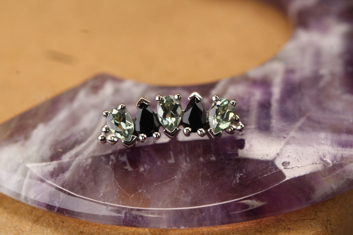 Threaded White Gold Nalani Top, Gauge: 18/16ga, Stone: Onyx &amp; Grey Sapphire