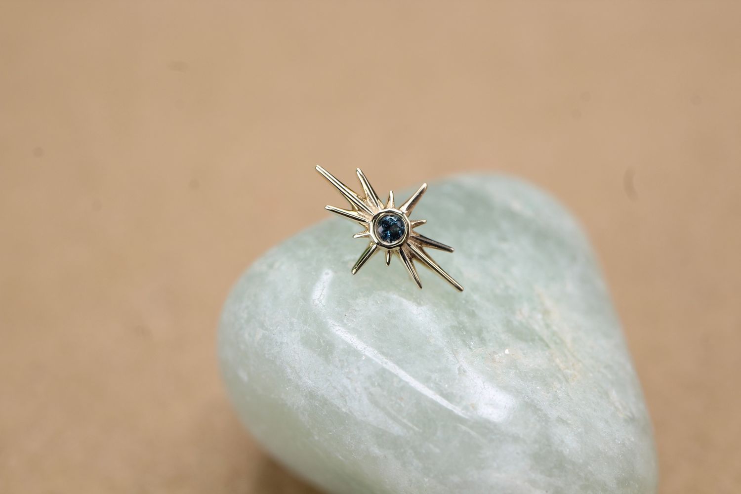 Threaded Yellow Gold North Star Top, Gauge: 18/16ga, Stone: London Blue Topaz
