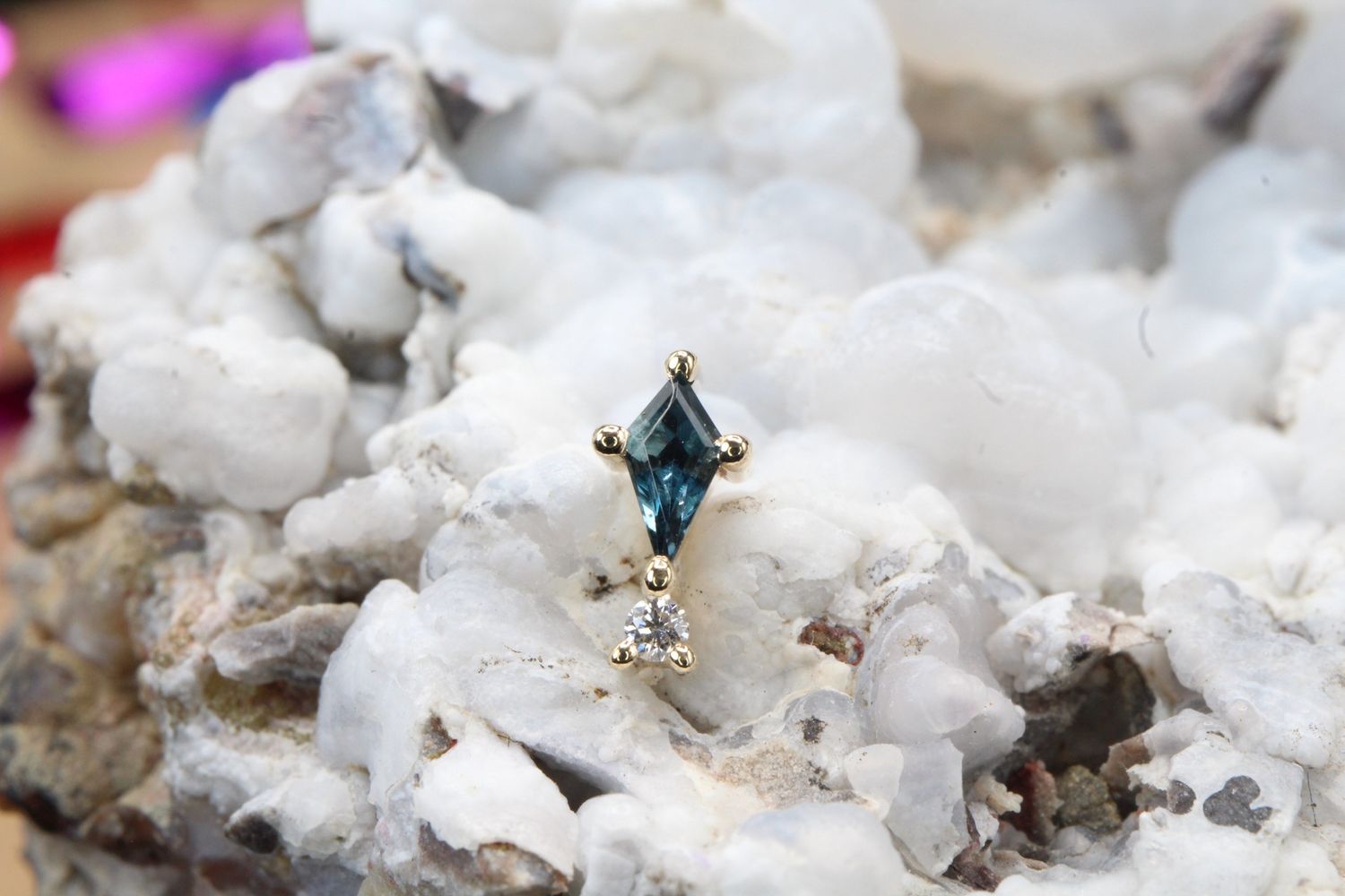 Threaded Yellow Gold Kiss And Tell Top, Gauge: 18/16ga, Stone: London Blue Topaz &amp; VS1 Diamond