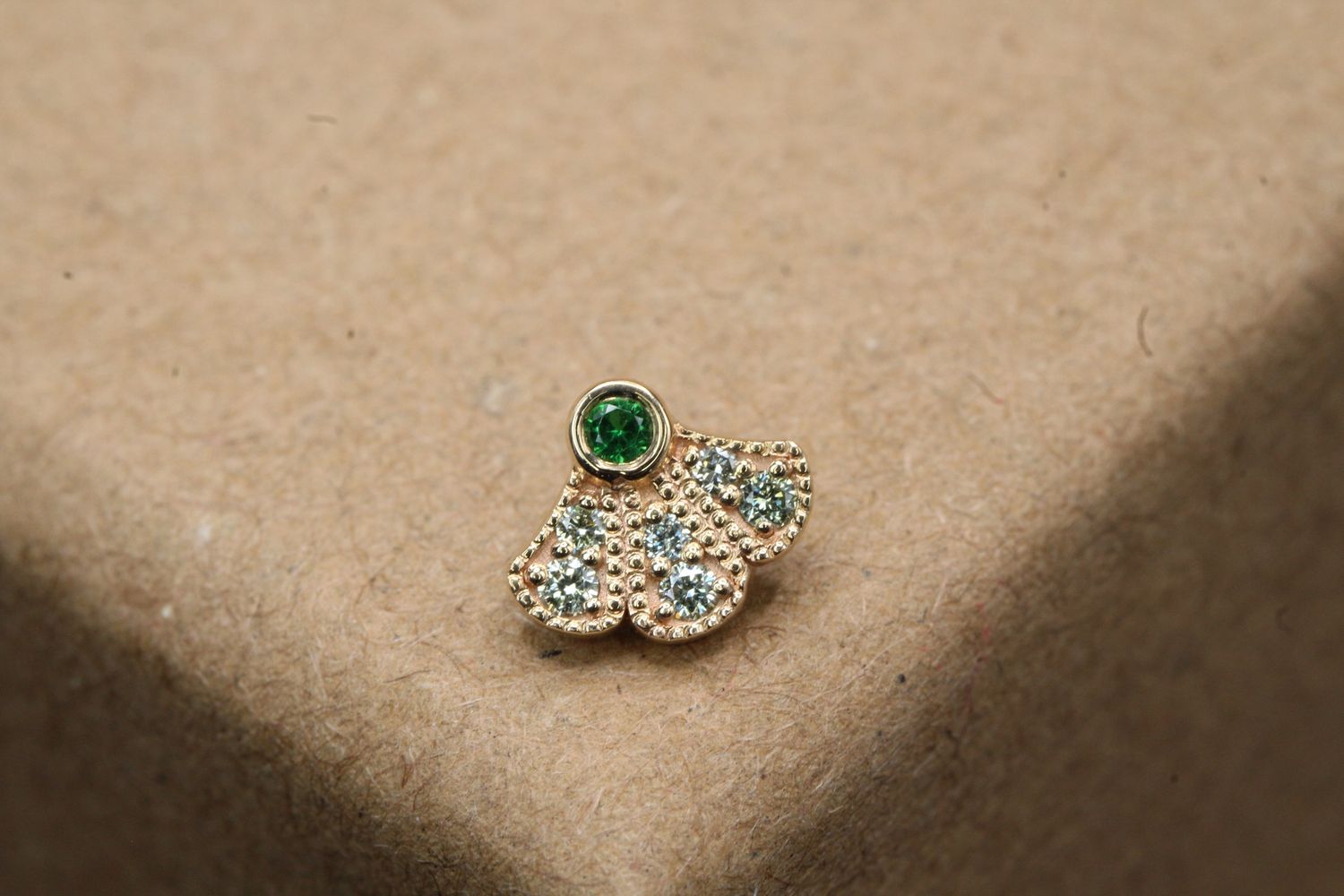Threaded Yellow Gold Arden Top, Gauge: 18ga/16ga, Stone: Chrome GR. Tourmaline &amp; Pine GR. DIA
