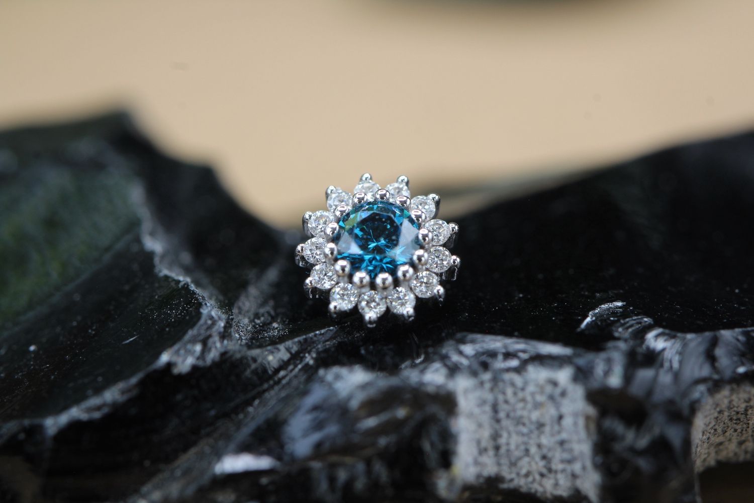Threaded White Gold Tiniest Rose Top, Gauge: 18/16ga, Stone: Ocean Blue Diamond &amp; VS1 Diamond
