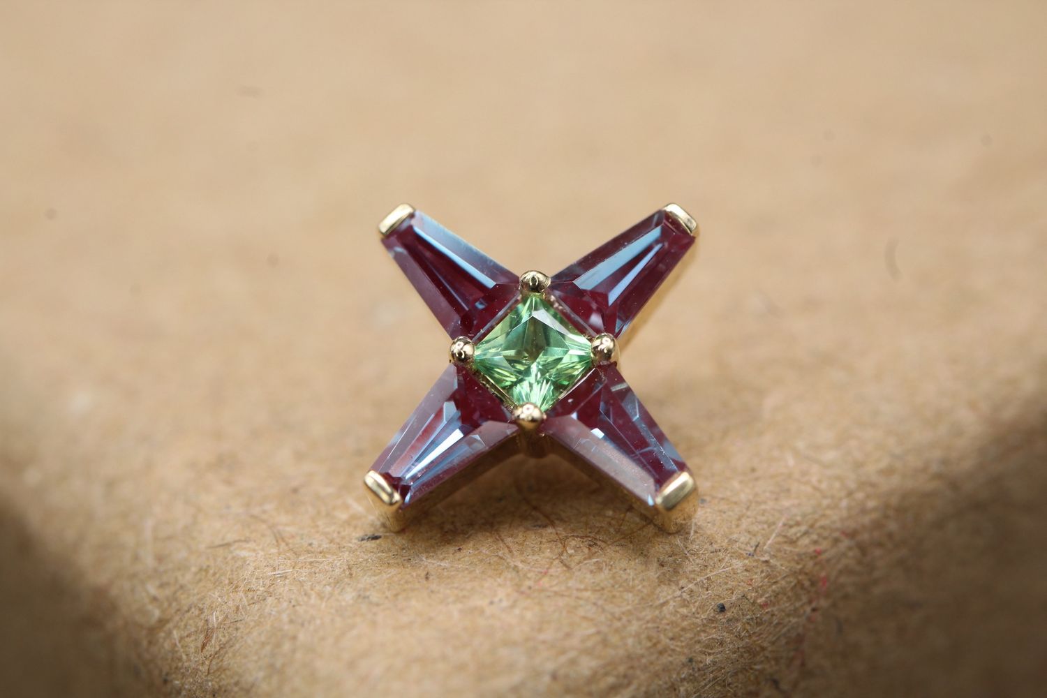 Threaded Yellow Gold Jude Top, Gauge: 18/16ga, Stone: Chatham Alexandrite &amp; Tsavorite
