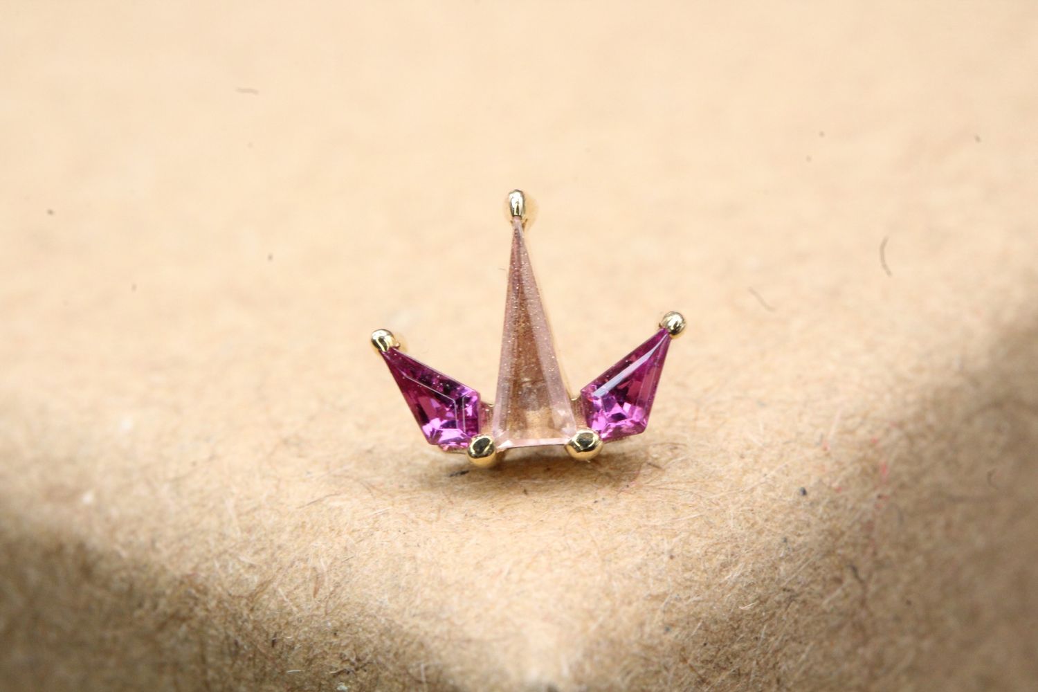 Threaded Yellow Gold Minotaur Top, Gauge: 18/16ga, Stone: Rhodolite &amp; Oregon Sunstone