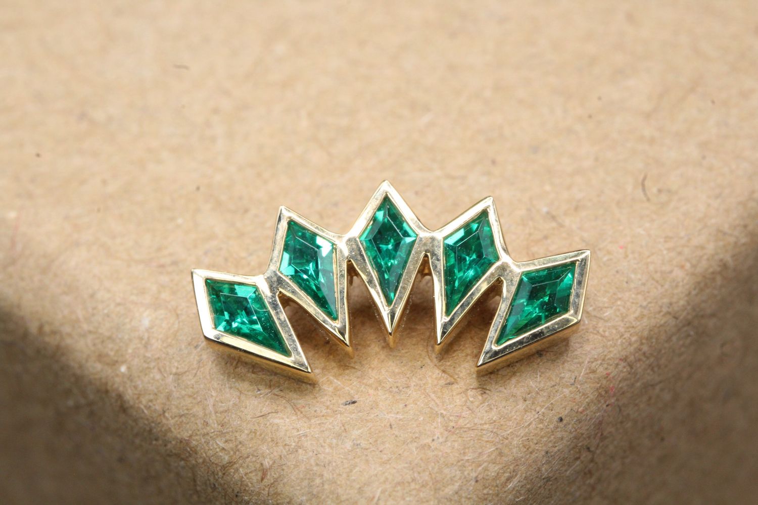 Threaded Yellow Gold Ishtar Top, Gauge: 18/16ga, Stone: Chatham Emerald