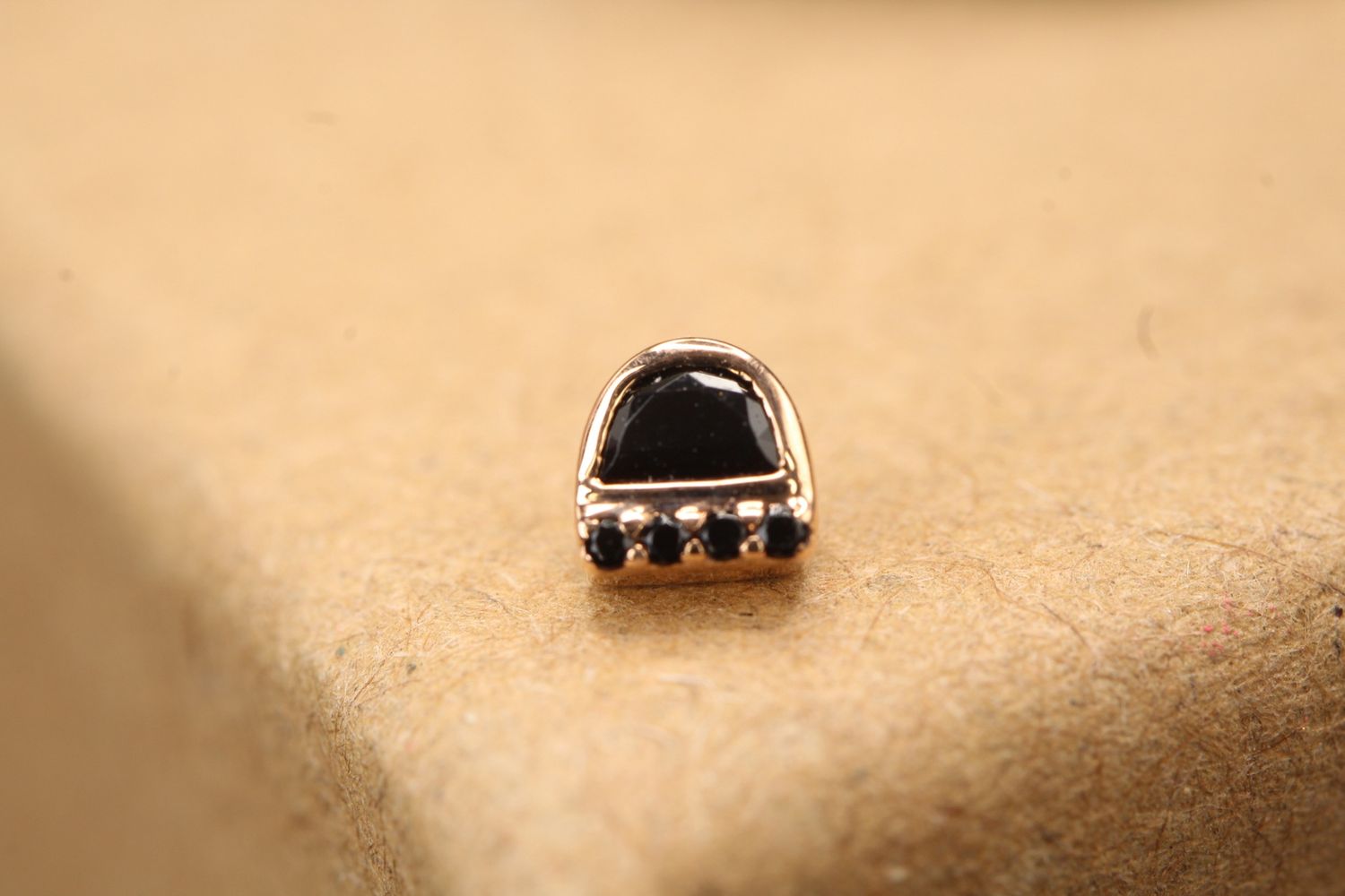 Threaded Rose Gold Cerces Top, Gauge: 18/16ga, Stone: Onyx