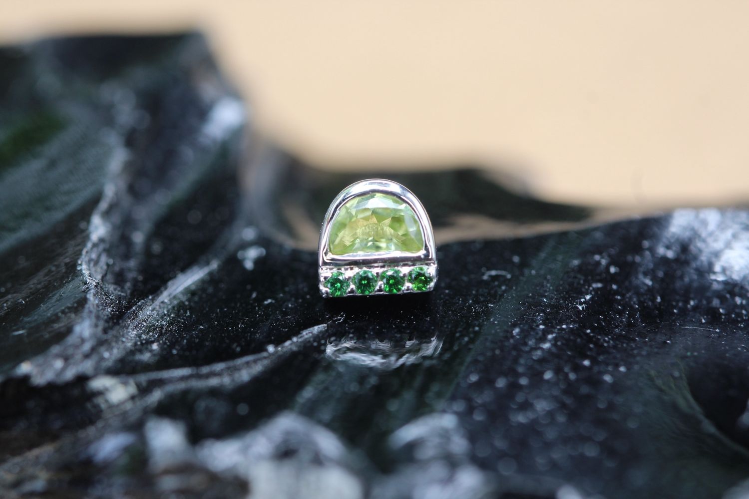 Threaded White Gold Cerces Top, Gauge: 18/16ga, Stone: Green Tourmaline &amp; Peridot