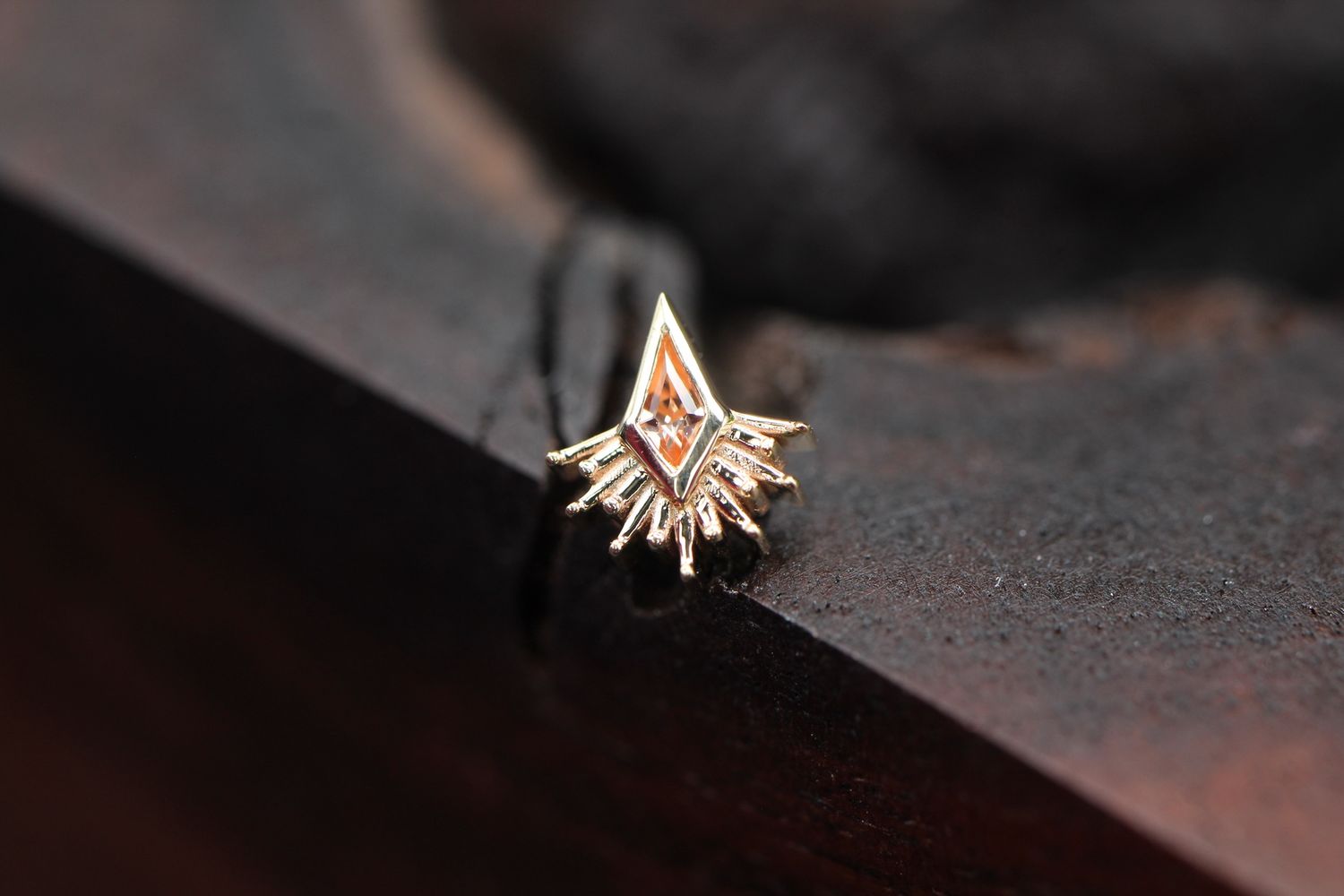 Threaded Yellow Gold Kite Borderline, Gauge: 14/12ga, Stone: Chatham Champagne Sapphire