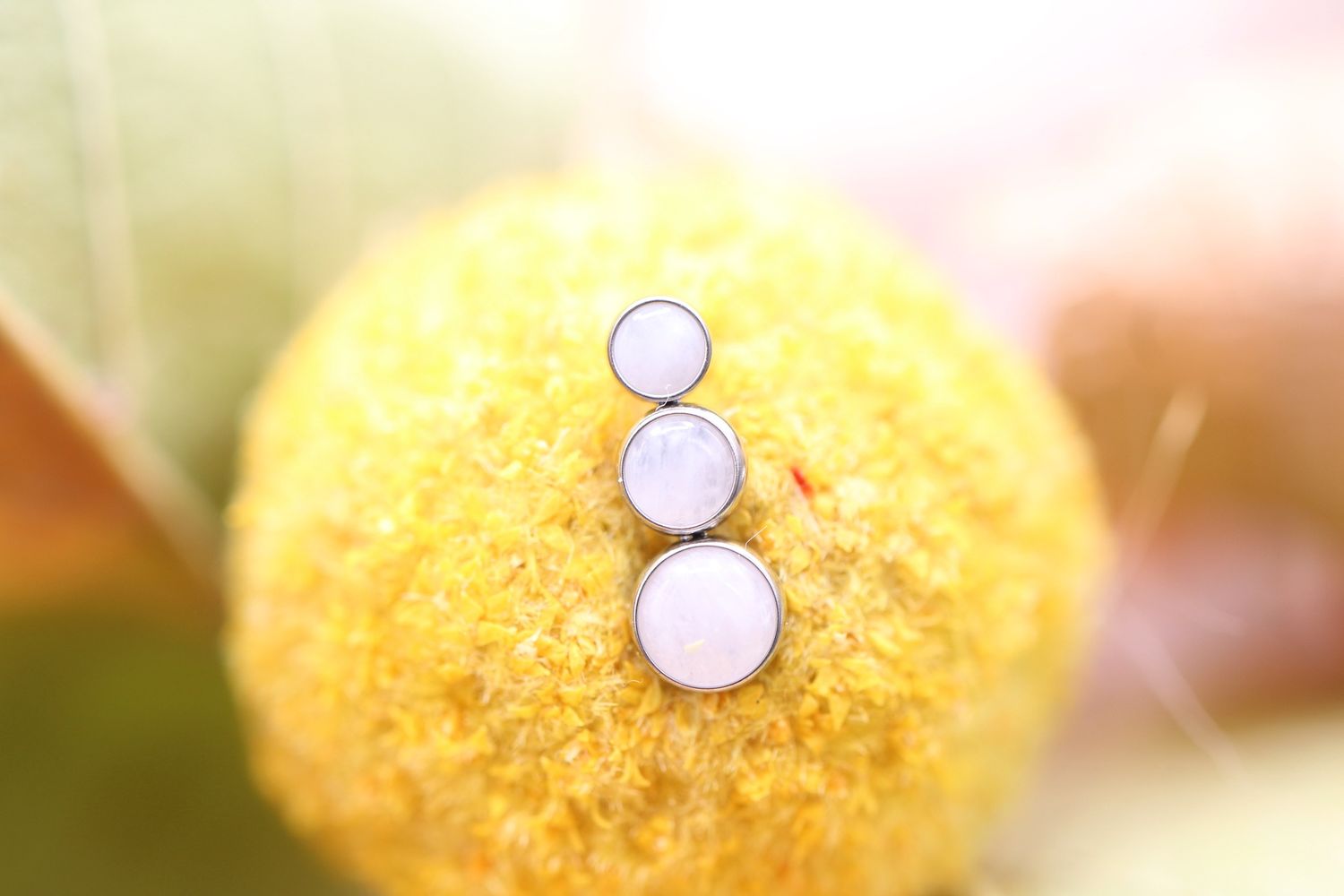 'Threadless Titanium 3 Gem Bezel Cluster Top, Orientation: Linear, Stone: Moonstone