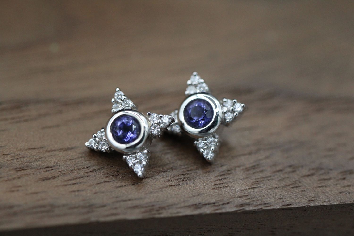 Threaded White Gold Desimone, Gauge: 16g, Stone: Iolite w/CZ