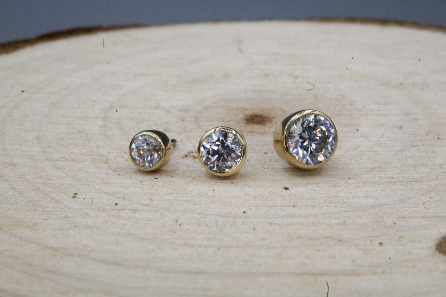 Threadless Yellow Gold Bezel Set Genuine Diamond Tops, Size: 1.5mm
