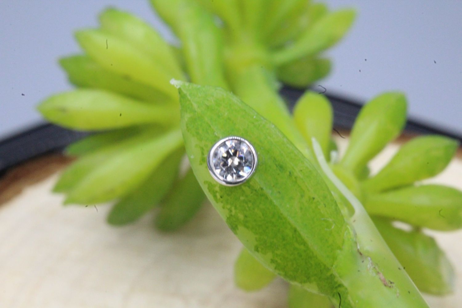 Threadless White Gold Bezel Set Genuine Diamond Tops, Size: 1.5mm