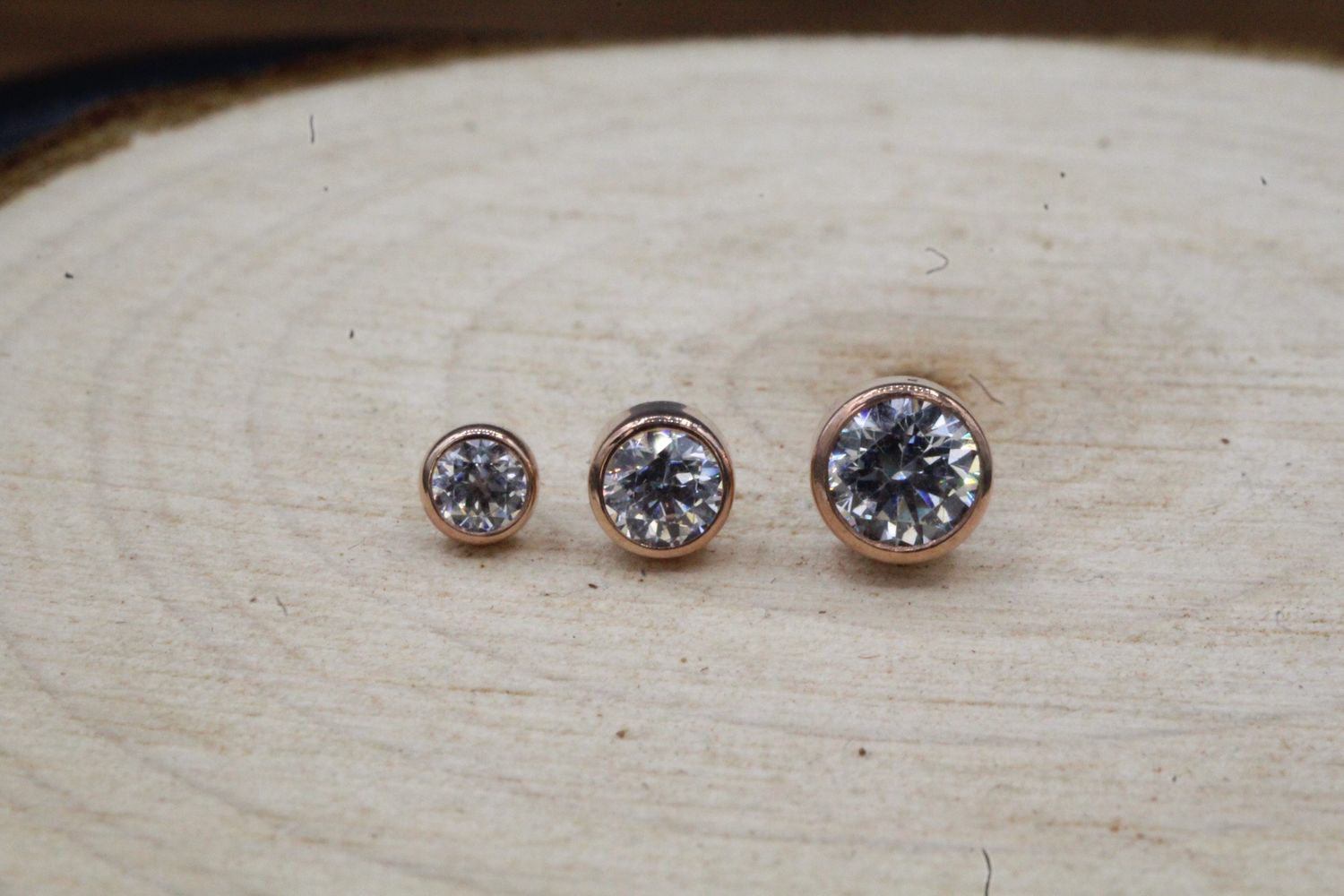 Threadless Rose Gold Bezel Set Genuine Diamond Tops, Size: 1.5mm