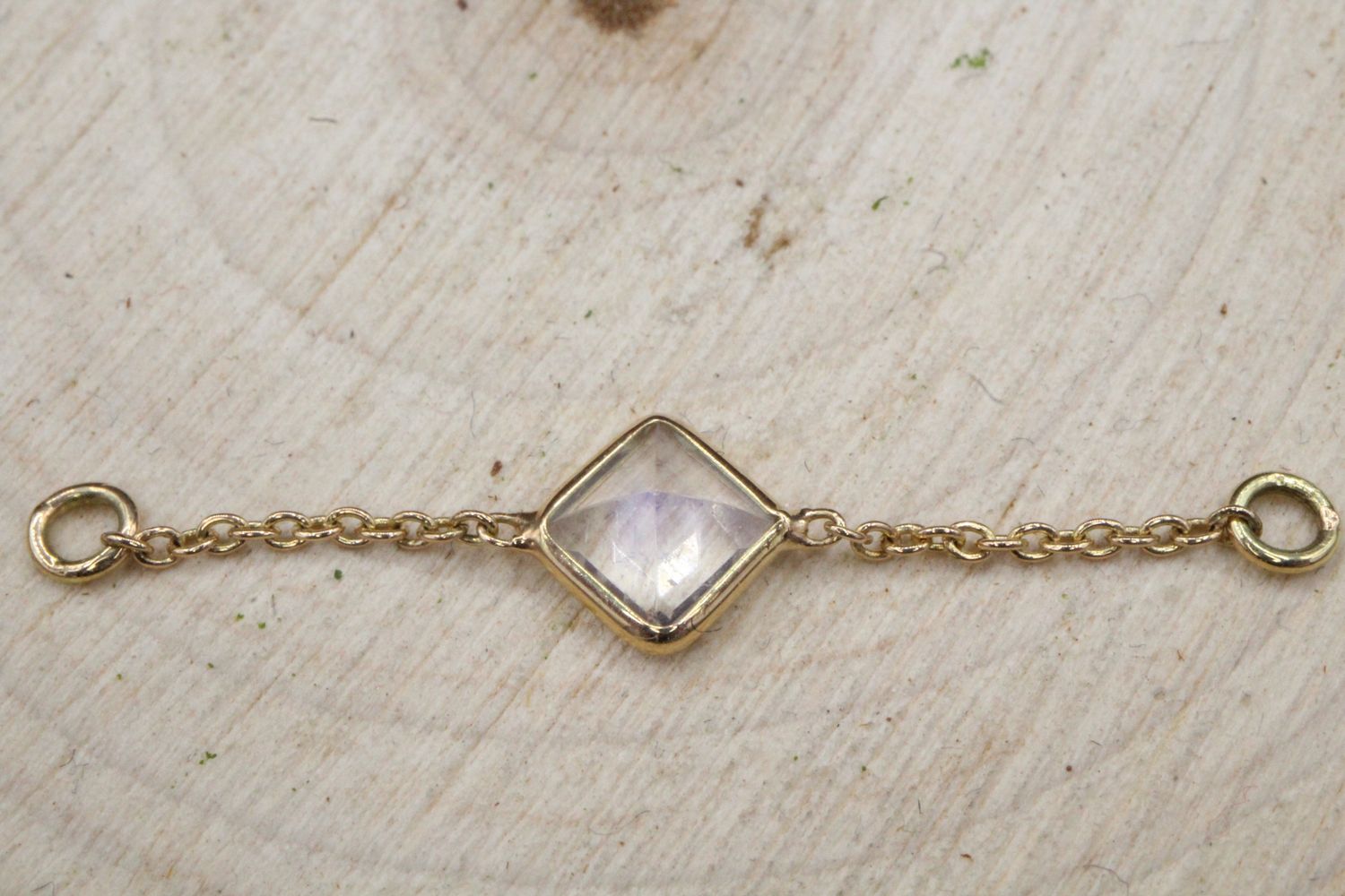 Yellow Gold Single Stone Chains, Length: 25mm, Stone: Rainbow Moonstone